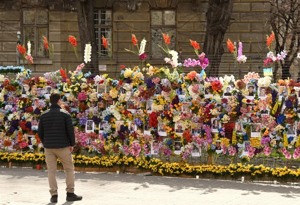 Lviv Ukraine April 2022 Wall Artificial Flowers Set Based Wall — стоковое фото