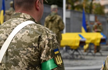 Lviv, Ukrayna - 28 Nisan 2022: Rusya 'nın Ukrayna' yı işgali sırasında Lviv kentindeki Lychakiv mezarlığında öldürülen Ukraynalı askerlerin cenazeleri.