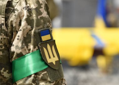 Ukrayna askeri. Askeri üniformada Ukrayna bayrağı. 