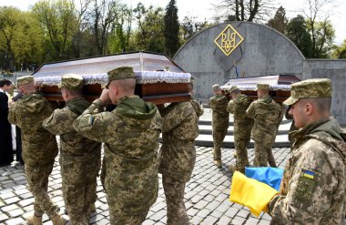 Lviv, Ukrayna - 28 Nisan 2022: Askerler, Rusya 'nın Ukrayna' yı işgali sırasında Lviv kentindeki Lychakiv mezarlığında öldürülen Ukraynalı askerlerin cenazeleri sırasında tabutlarını taşıdılar.