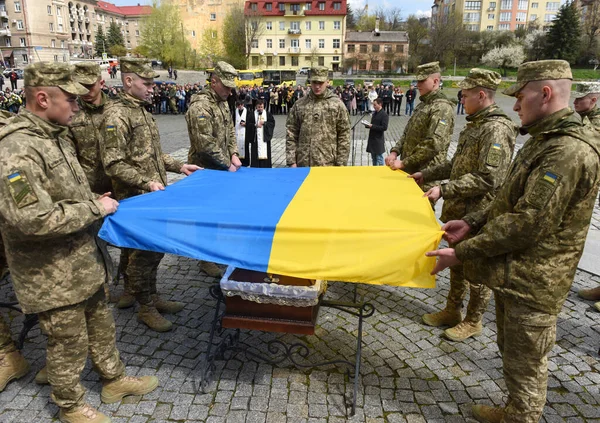 Lviv Ucrania Abril 2022 Los Soldados Cubren Ataúd Del Militar —  Fotos de Stock