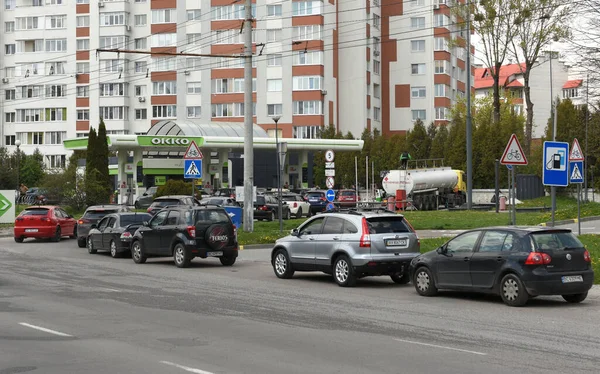 Lviv Oekraïne April 2022 Auto Staan Rij Voor Een Benzinestation — Stockfoto