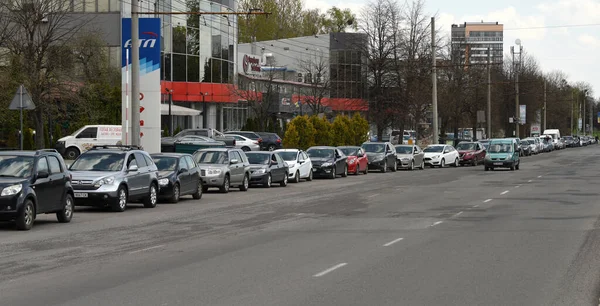 Lviv Ukraine April 2022 Cars Stay Long Queue Petrol Station — Foto de Stock