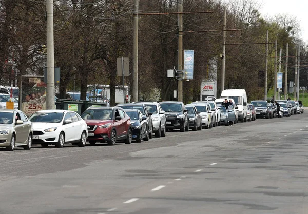 Lviv Ucrânia Abril 2022 Carros Ficam Longa Fila Para Posto — Fotografia de Stock