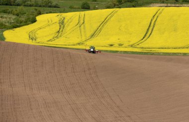 bir alan yetiştirilmesi Bahar, tarım arazileri, sürülmüş alan iş traktör,