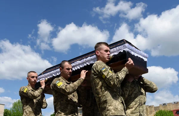 Lviv Ukraina Maj 2022 Servicemen Bär Kistor Begravningar Ukrainska Militärer — Stockfoto