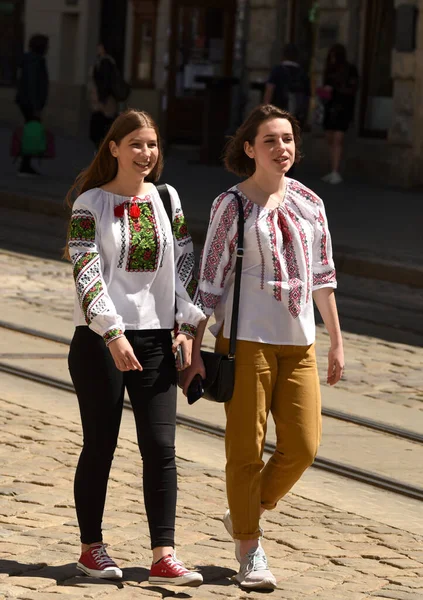 Lviv Ucrânia Maio 2022 Menina Vestindo Vyshyvanka Uma Blusa Tradicional — Fotografia de Stock