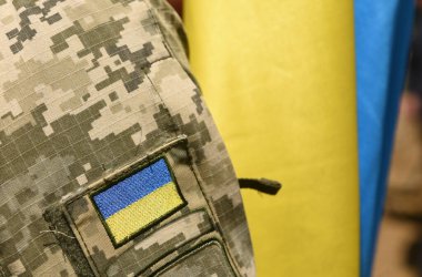 Ukrayna Silahlı Kuvvetleri. Ukrayna askeri. Ukrayna ordusu. Askeri üniformada Ukrayna bayrağı. 