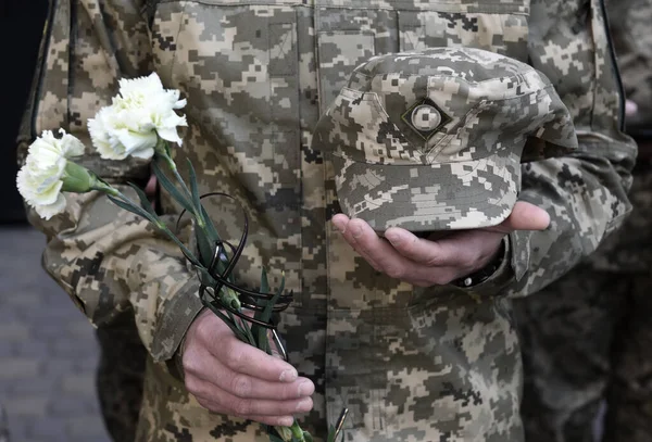 Funerals Ukrainian Servicemen Killed Russia Invasion Ukraine Soldier Holds Flowers — Stock Photo, Image