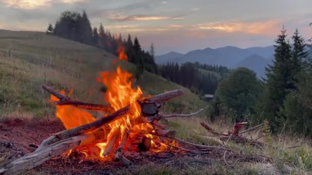 Táborák Horách Tábor Oheň Vrcholu Hory Ukrajinskou Přírodou Krajiny Pozadí — Stock video