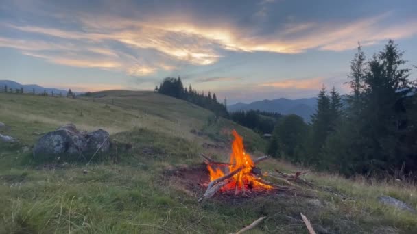 Campfire Mountain Camp Fire Top Mountain Ukrainian Nature Landscape Background — Αρχείο Βίντεο