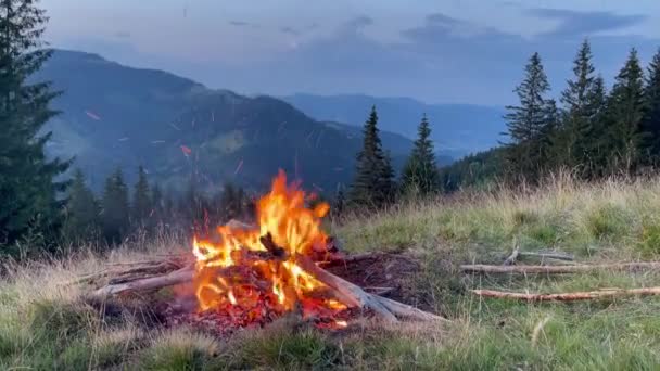 Campfire Mountain Camp Fire Top Mountain Ukrainian Nature Landscape Background — Vídeo de stock