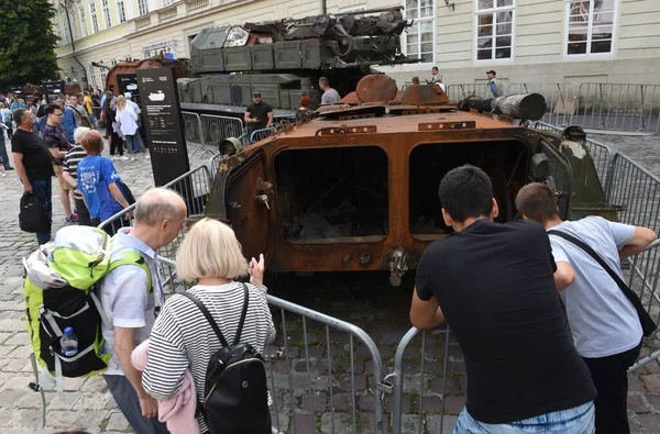 Lviv Ukraine August 2022 People Watch Destroyed Russian Military Equipment — Stok fotoğraf