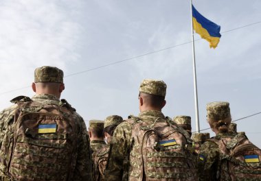Ukrayna Silahlı Kuvvetleri. Ukrayna askeri. Orduda Ukraynalı. Askeri üniformada Ukrayna bayrağı. 