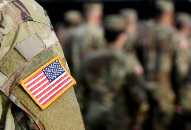 Gaziler Günü. Amerikan askerleri. Amerikan ordusu. Amerikan askeri üniformasında ABD bayrağı var. Birleşik Devletler Silahlı Kuvvetleri. 