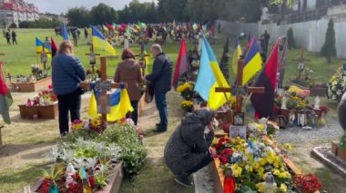 Lviv, Ukrayna - 24 Eylül 2022: Rusya 'nın Ukrayna' yı işgali sırasında öldürülen Ukraynalı askerlerin mezarlarını ziyaret edenler.