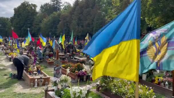 Lvov Ukrajina Září 2022 Lidé Navštěvují Hroby Padlých Ukrajinských Vojáků — Stock video