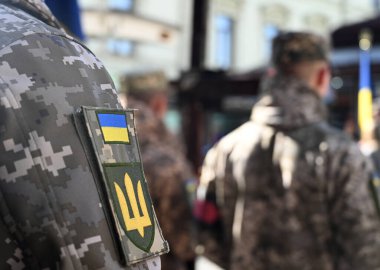 Askeri üniformalı Ukrayna bayrağı. Ukraynalı askerlerin cenazeleri.. 