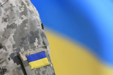 Ukrayna Silahlı Kuvvetleri. Ukrayna askeri. Orduda Ukraynalı. Askeri üniformada Ukrayna bayrağı. 