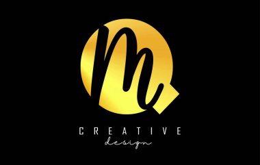 Minimalist dizaynlı Altın Harfler QM Logosu. Geometrik ve el yazısıyla yazılmış Q ve M harfleri.