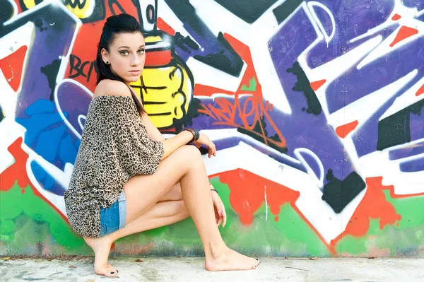 Girl and graffiti — Stock Photo, Image