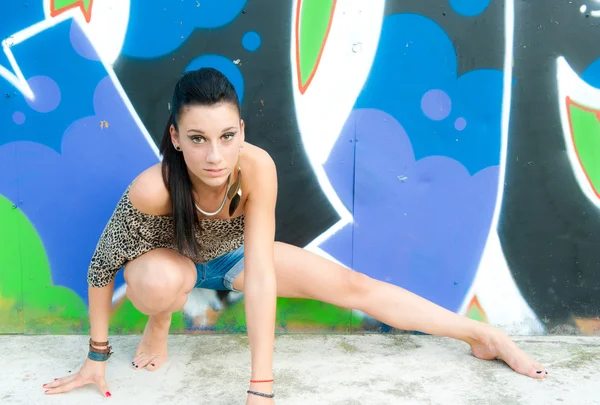 Chica y graffiti — Foto de Stock