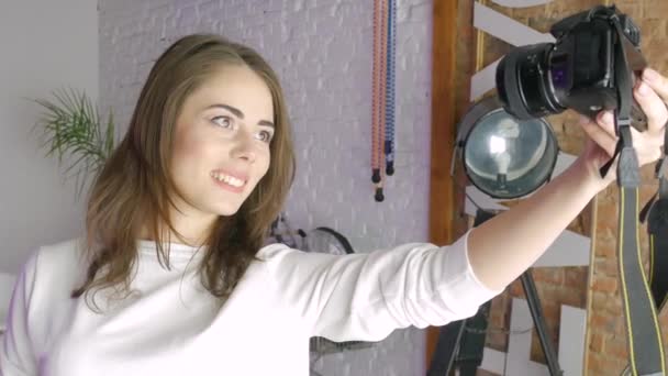 Усміхнена жіноча стрілянина самостійне відео або фото — стокове відео