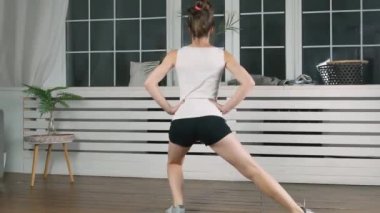 Atletik kadın evde egzersiz yapıyor.