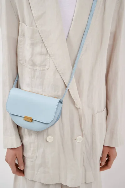 Κορίτσι Μπεζ Λινό Κοστούμι Μπλε Δερμάτινη Τσάντα Στο Λευκό Φόντο — Φωτογραφία Αρχείου
