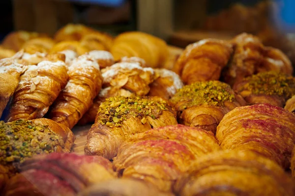 Sok Különböző Croissant Van Cukrászda Ablakában Mandula Pisztáciás Croissant Meleg Stock Kép