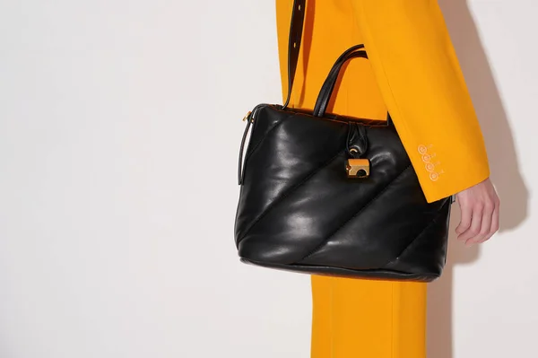 주황색 양복을 배경에 핸드백을 바늘로 모양의 액세서리 새로운 복제품 클로즈업 — 스톡 사진