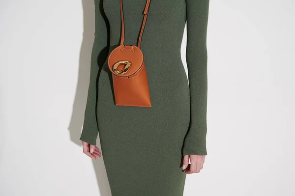 Γυναίκα Πράσινο Στενό Φόρεμα Καφέ Δερμάτινη Τσάντα Ώμου Κομψή Τσάντα — Φωτογραφία Αρχείου
