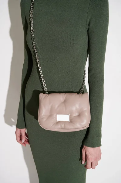 Γυναίκα Πράσινο Στενό Φόρεμα Μπεζ Δερμάτινη Τσάντα Ώμου Κομψή Καπιτονέ — Φωτογραφία Αρχείου