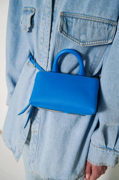 Mulher Camisa Jeans Azul Com Pequena Bolsa Azul Seu Corpo — Fotografia de Stock