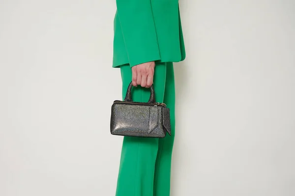 Girl Green Suit Shiny Black Handbag Her Hand Green Pants Jogdíjmentes Stock Fotók