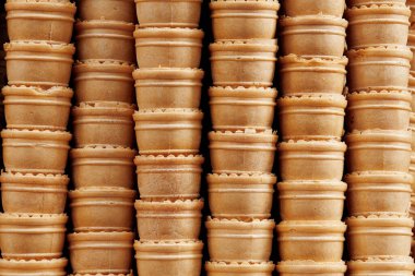 Bir sürü dondurmalı waffle bardağı. Boş waffle fincanları. Dondurma fabrikası. Yatay fotoğraf kapanışı.
