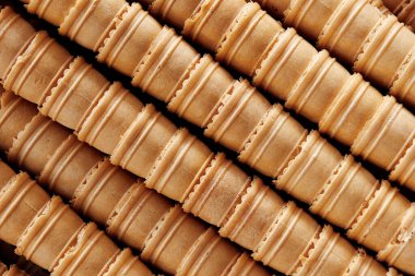 Bir sürü dondurmalı waffle bardağı. Boş waffle fincanları. Dondurma fabrikası. Çapraz çizgiler. Yatay fotoğraf.