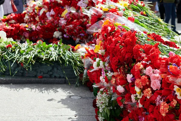 Riesiger Strauß Verschiedener Blumen Der Nähe Des Denkmals Tulpen Und — Stockfoto