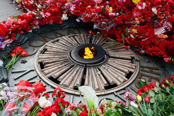 Ewige Flamme Mit Großem Blumenstrauß Tag Des Sieges Russland Und — Stockfoto