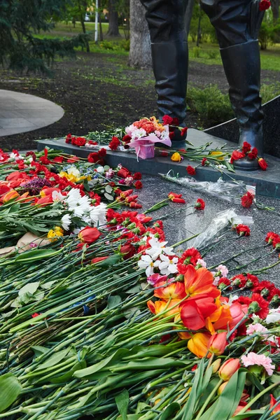 Flowers Marble Surface Feet Monument Unknown Soldier Victory Day — Stockfoto