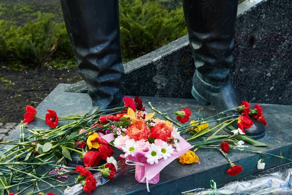 Flowers Marble Surface Feet Monument Unknown Soldier Victory Day Closeup — Stockfoto