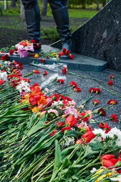 Flowers Marble Surface Feet Monument Unknown Soldier Victory Day Closeup — Stockfoto