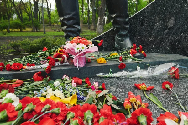 Flowers Marble Surface Feet Monument Unknown Soldier Victory Day Closeup — Stockfoto