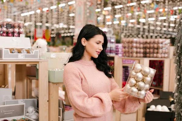 Une Jeune Femme Tient Une Boîte Boules Noël Dans Magasin — Photo