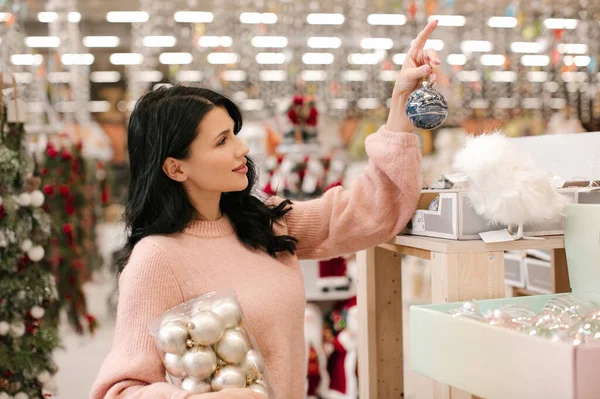 Mladá Žena Drží Obchodě Krabici Vánočních Míčků Žena Kupuje Novoroční — Stock fotografie