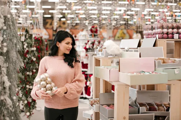 Une Jeune Femme Tient Une Boîte Boules Noël Dans Magasin — Photo