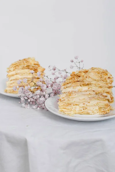 Pedazo Pastel Napoleón Sobre Platillo Blanco Aislado Sobre Fondo Blanco — Foto de Stock