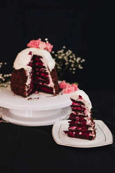 배경에 착색제 꽃으로 장식된 부활절 케이크 — 스톡 사진