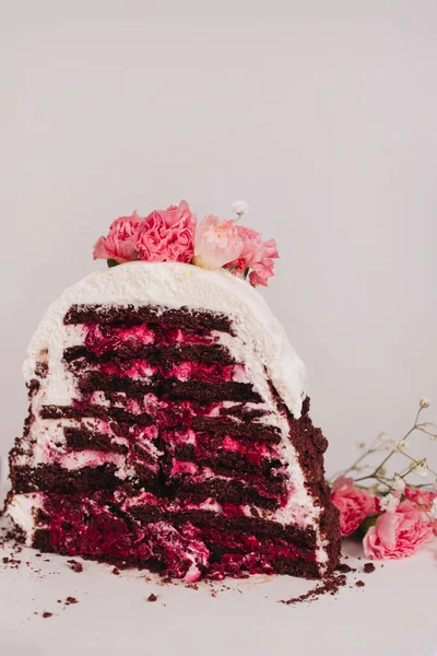 Bolo Páscoa Corte Decorado Com Cereja Branca Flores Fundo Branco — Fotografia de Stock