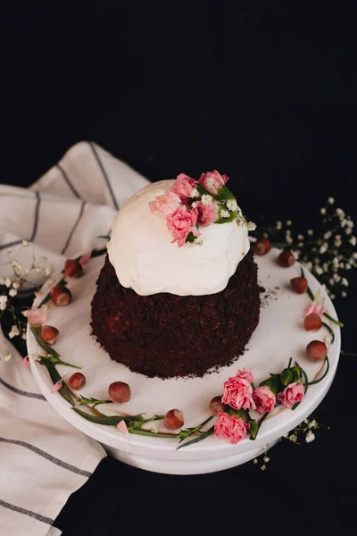 배경에 스탠드 꽃으로 장식된 부활절 케이크 — 스톡 사진